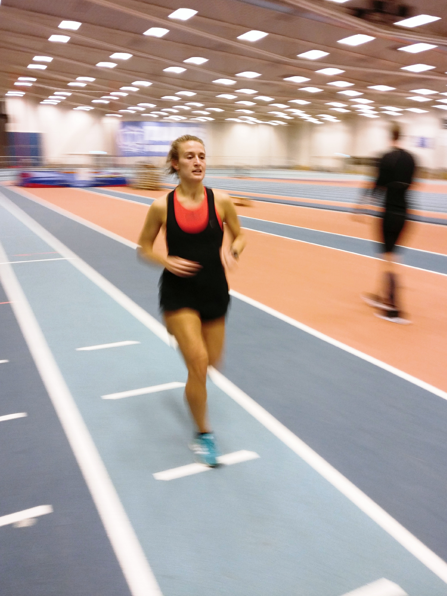 Jennifer kämpar på med ännu en 400 m-intervall.